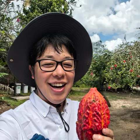 ペルー旅行会社 Find My Journey 代表 上野雅彦（カカオの実を持って）